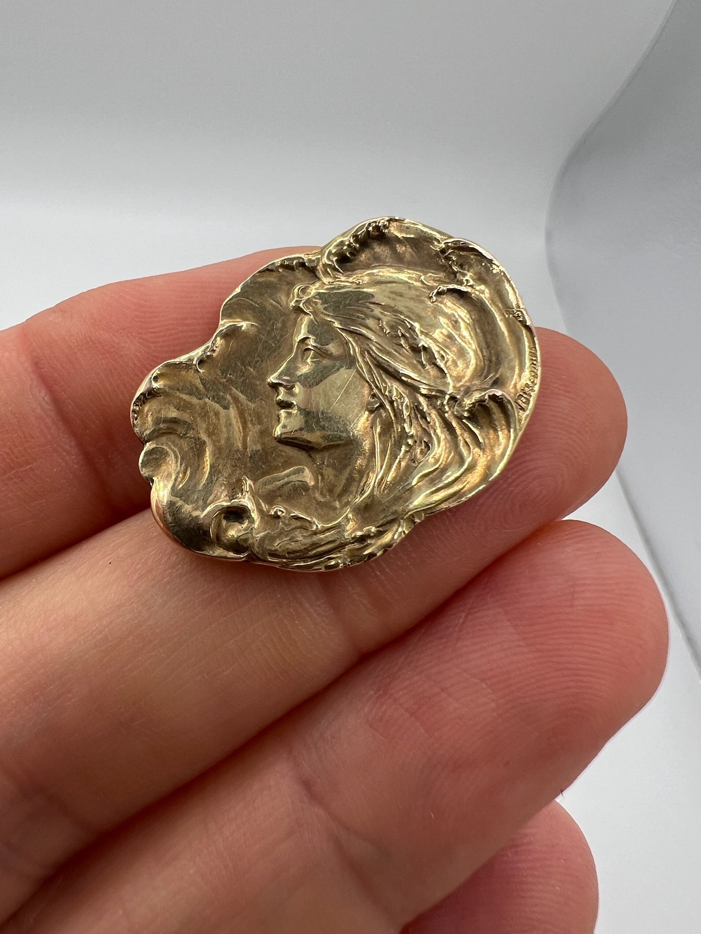 J Descamps French 18ct Gold Signed Bas Relief Art Nouveau Brooch Pin