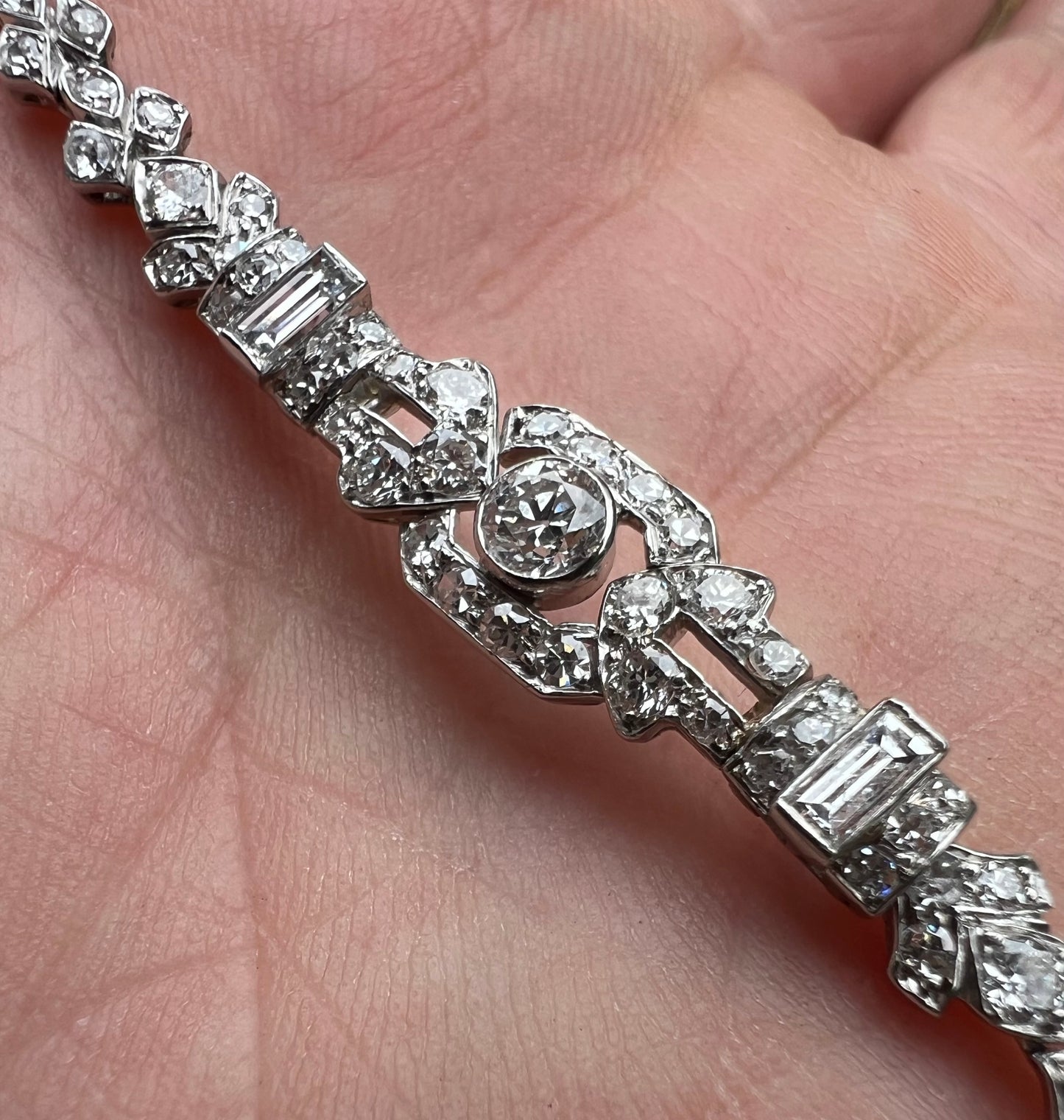 *Reserved* Art Deco 18ct White Gold Very Pretty Diamond Bracelet