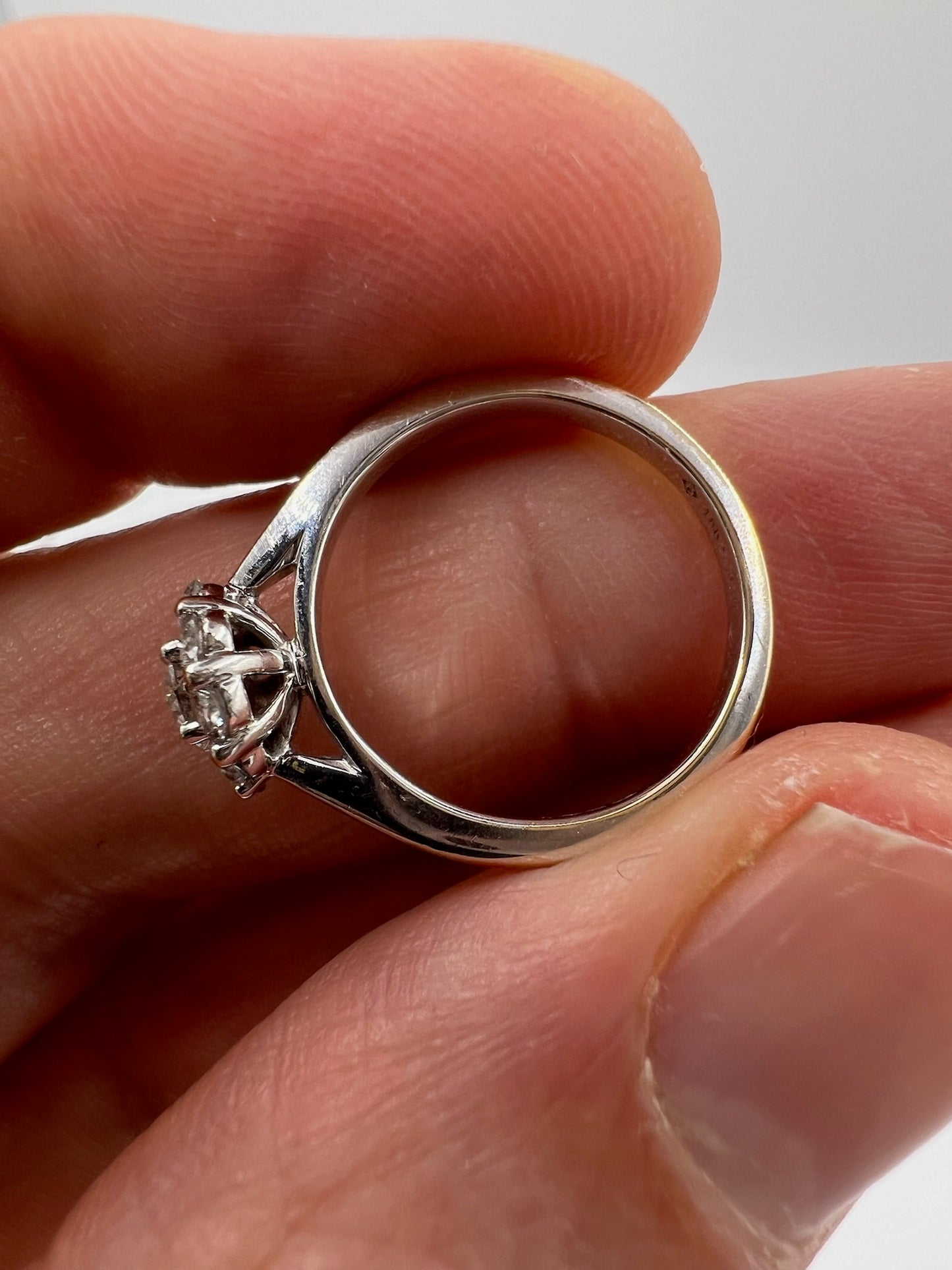 Vintage 18ct White Gold Diamond Daisy Ring