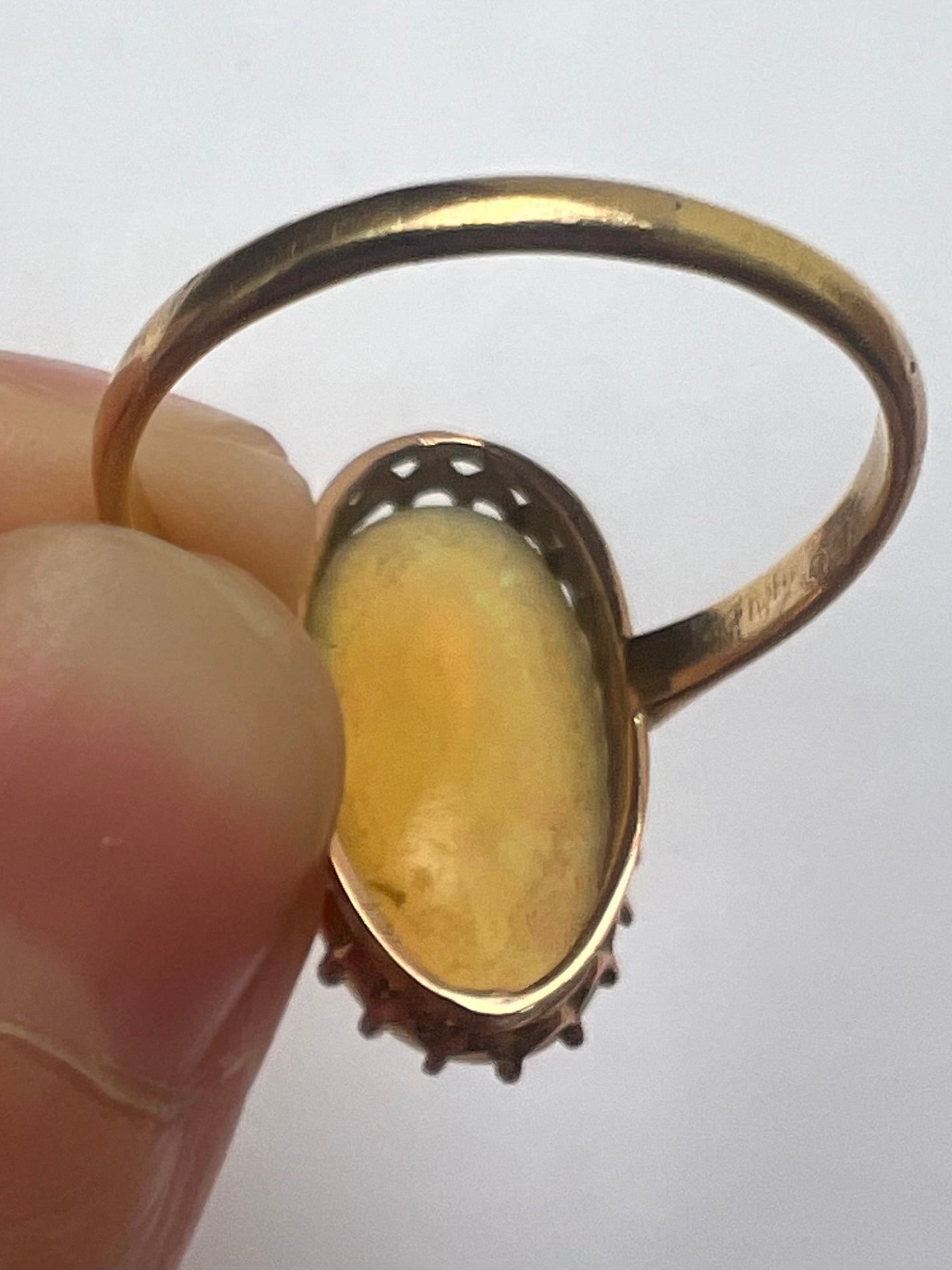 Edwardian Australian Crystal Jelly Opal Up and Down Oval Plain Cocktail Ring