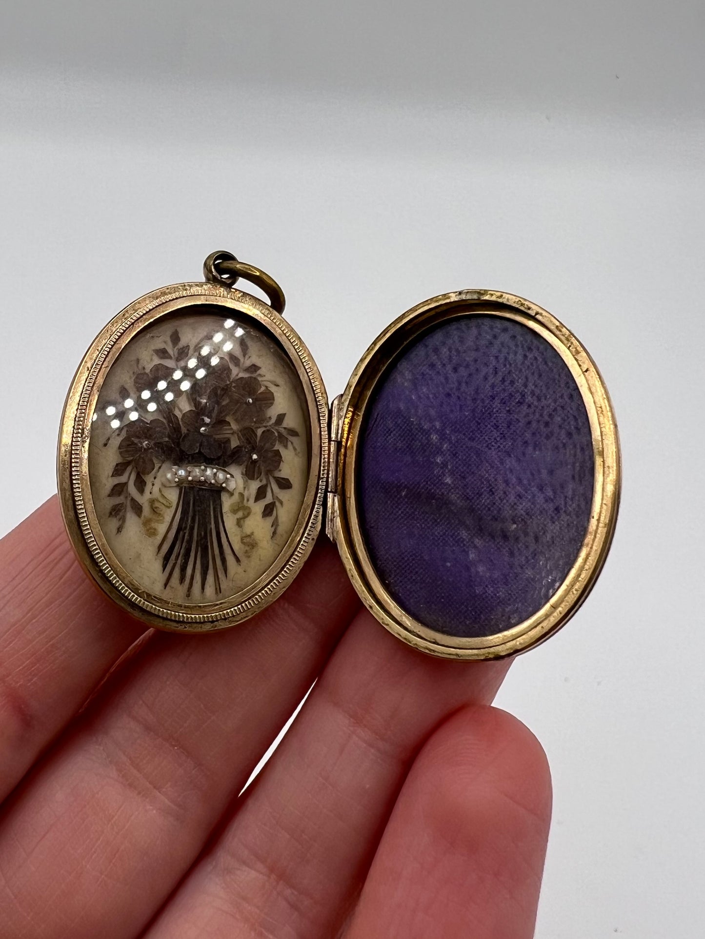 Antique Gold Locket With Beautiful Flower Work Inside