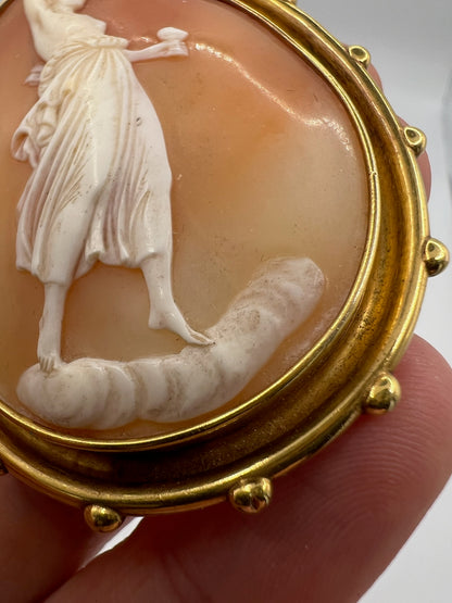 Large 15ct Gold Antique Shell Cameo Brooch