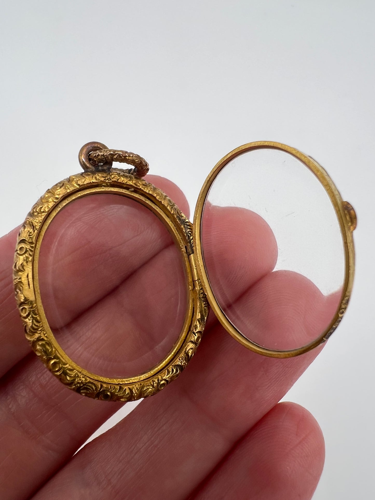 Early Victorian 15ct Gold Engraved Oval Locket