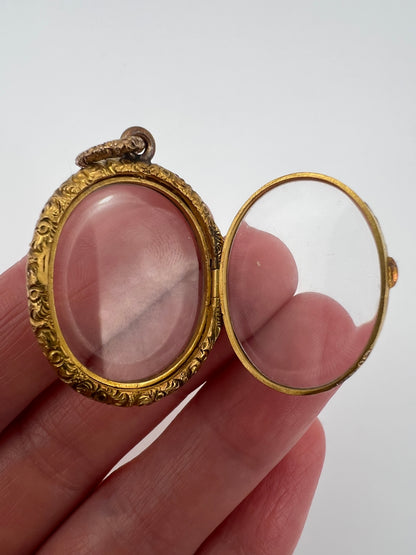 Early Victorian 15ct Gold Engraved Oval Locket