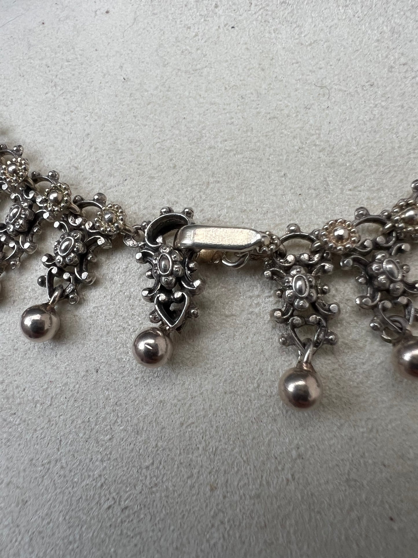 Beautifully Cast Victorian Silver Floral Neck Chain Collar