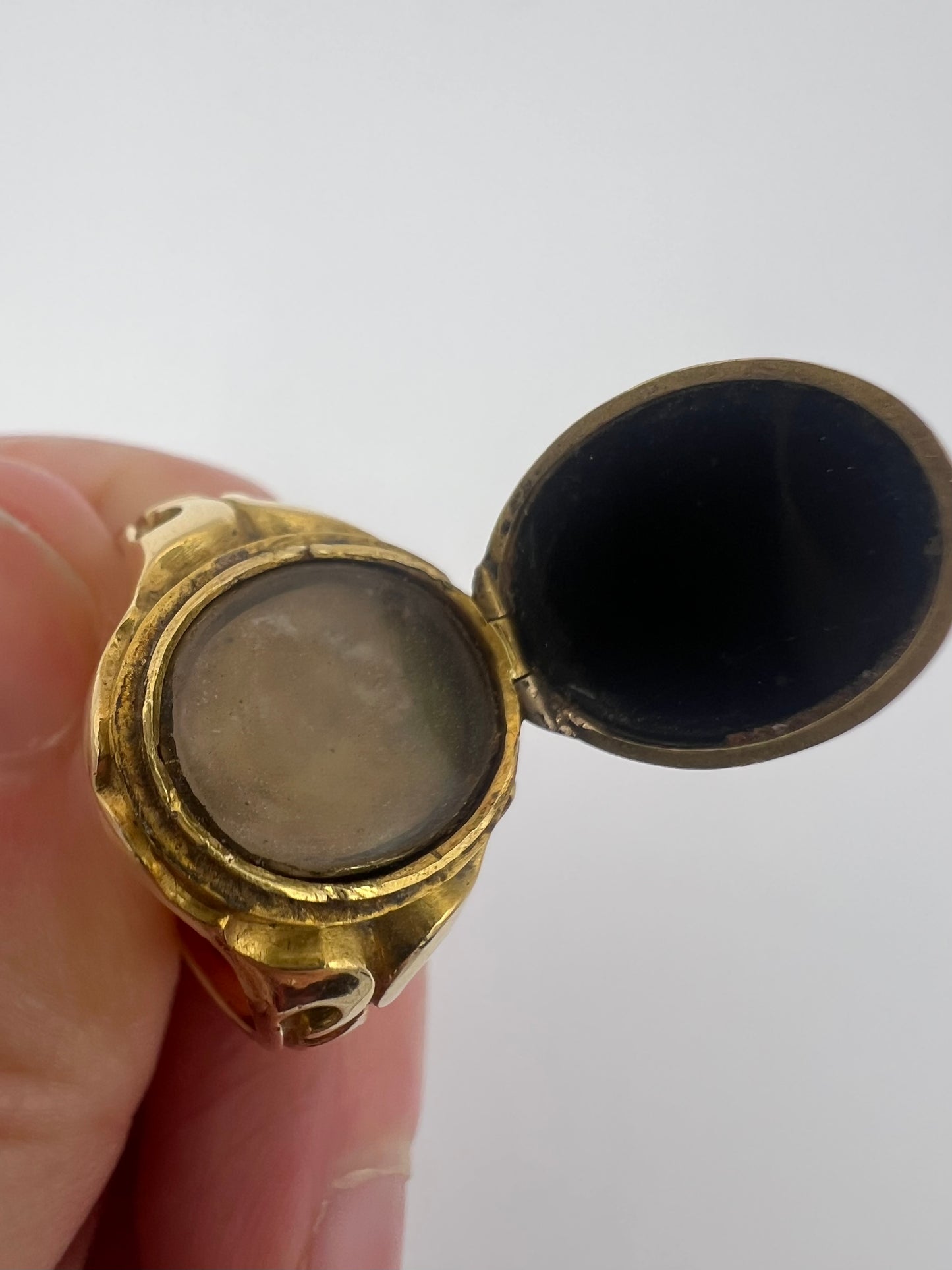 1859 Banded Onyx Black Cat Intaglio Seal Locket Memorial Opening Ring