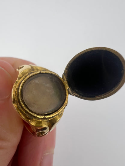 1859 Banded Onyx Black Cat Intaglio Seal Locket Memorial Opening Ring