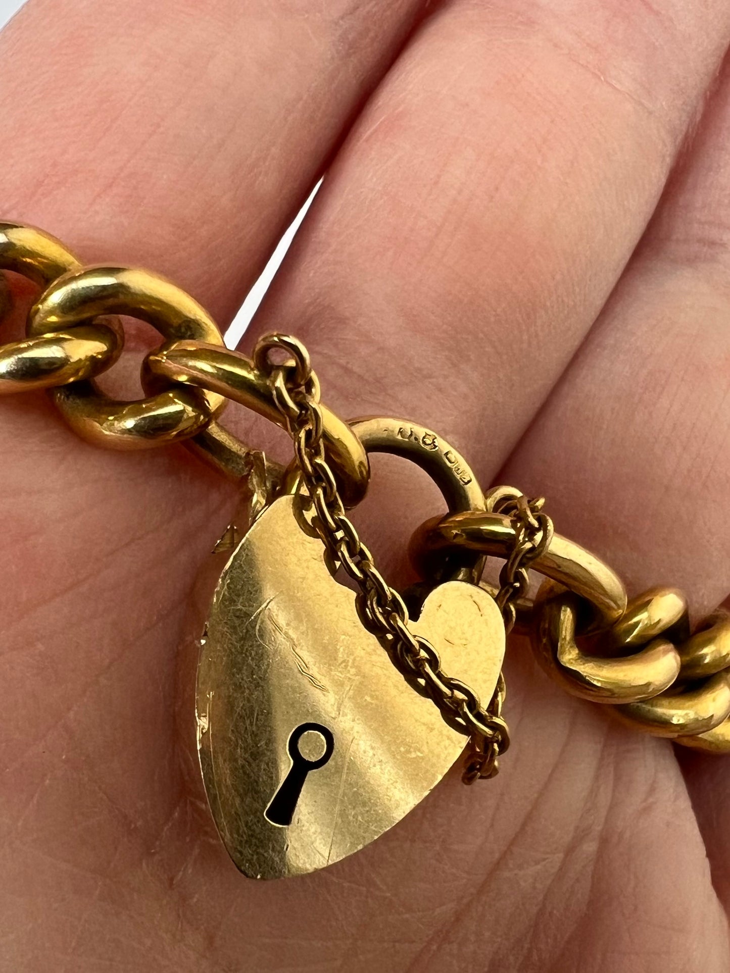 1902 - Best Of its Type - 48.6g 18ct Solid Gold Curb Link Bracelet & Heart Padlock