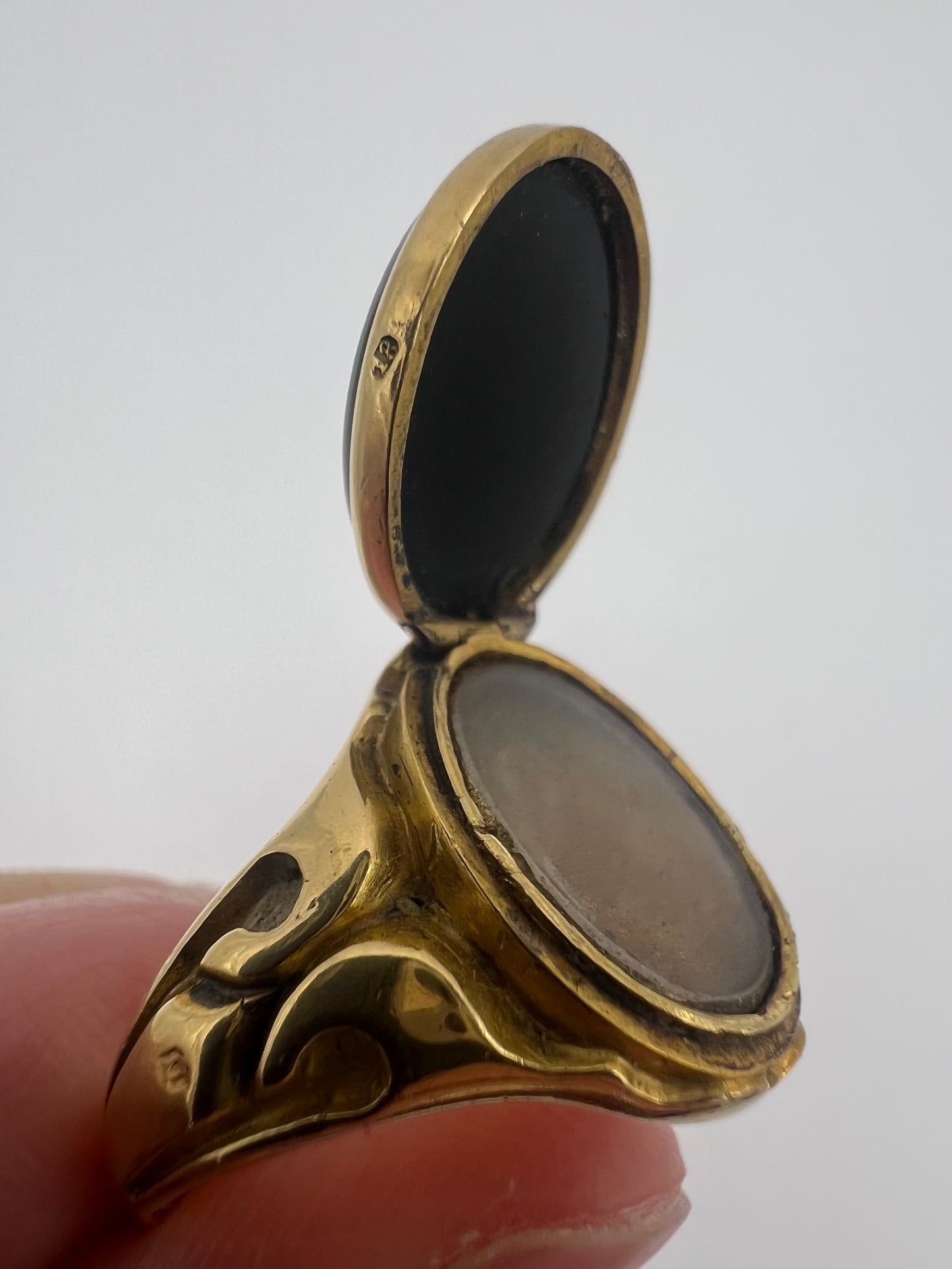 1859 Banded Onyx Black Cat Intaglio Seal Locket Memorial Opening Ring