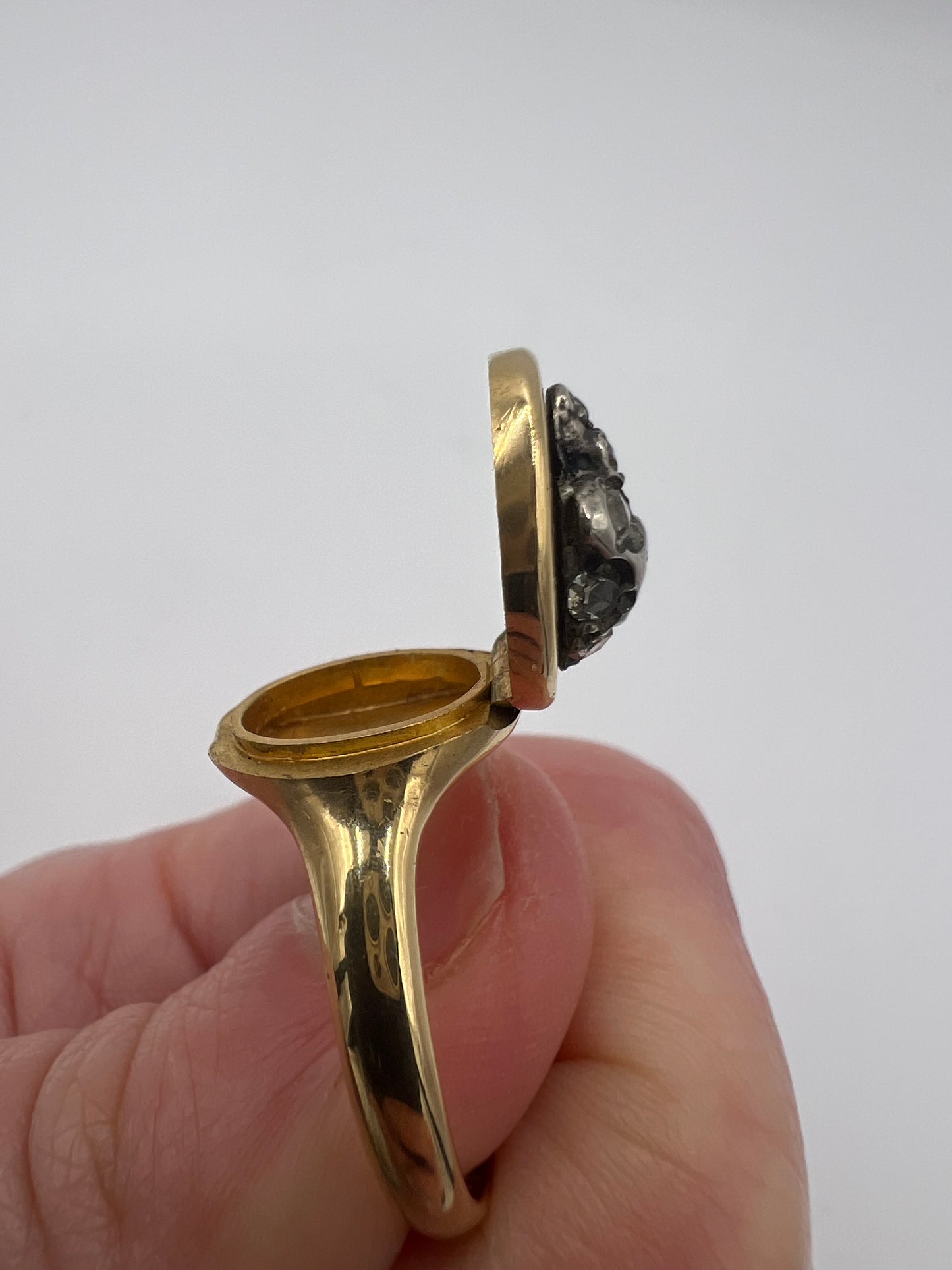 Memento Mori Gents 18ct Gold Gent's Skull Poison Or Locket Ring With Diamond Eyes