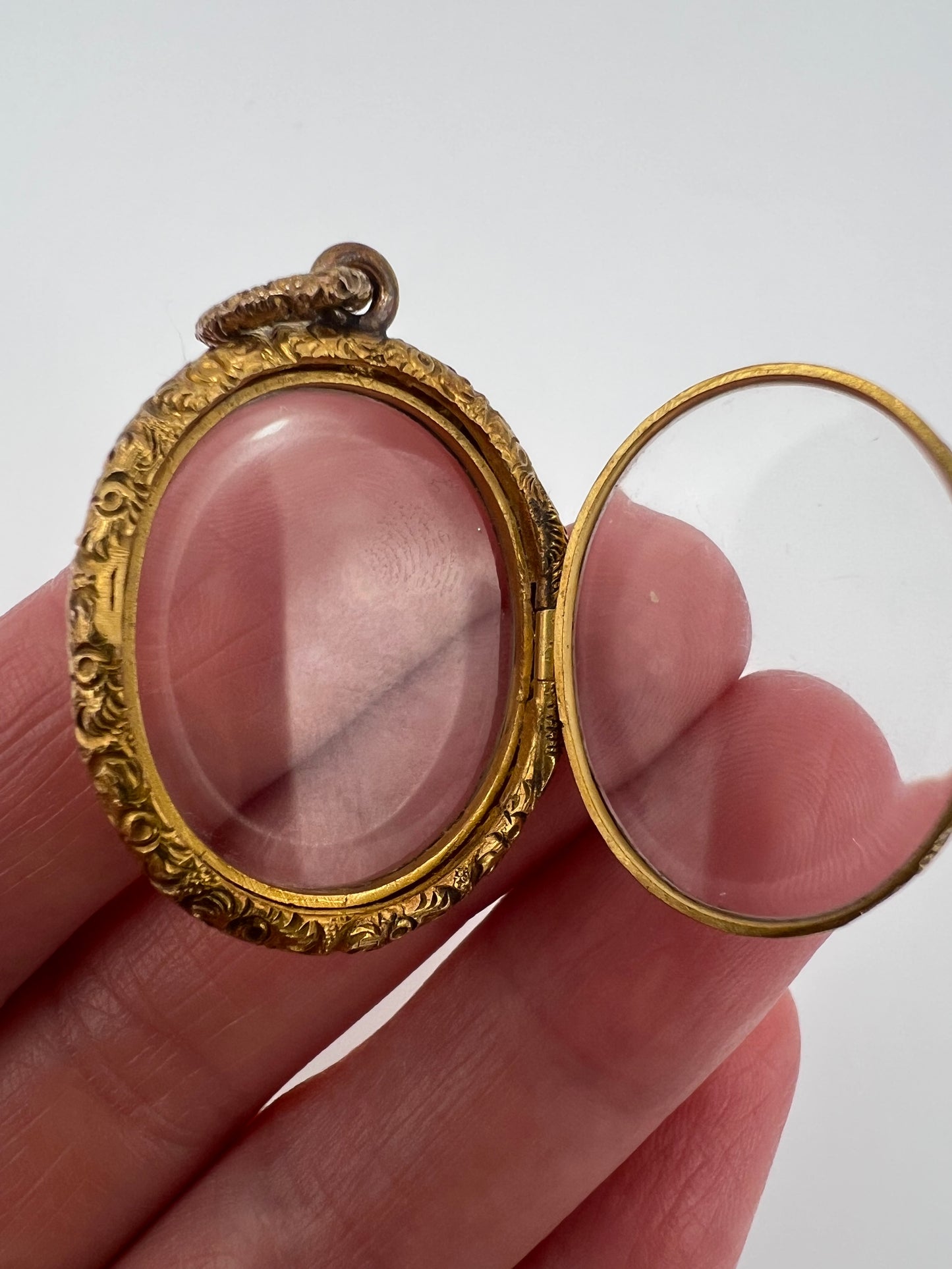 Early Victorian 15ct Gold Engraved Oval Locket