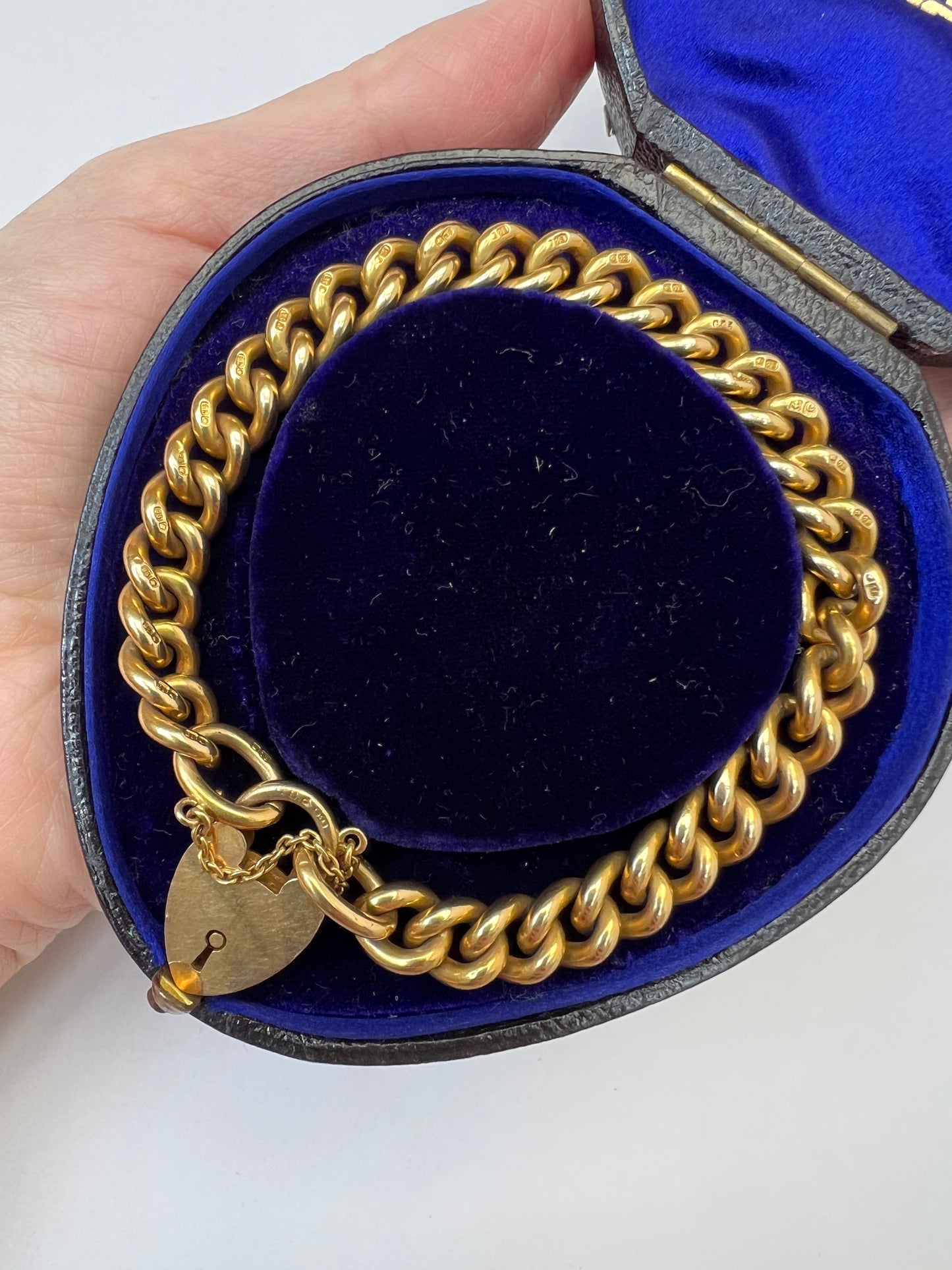 1902 - Best Of its Type - 48.6g 18ct Solid Gold Curb Link Bracelet & Heart Padlock