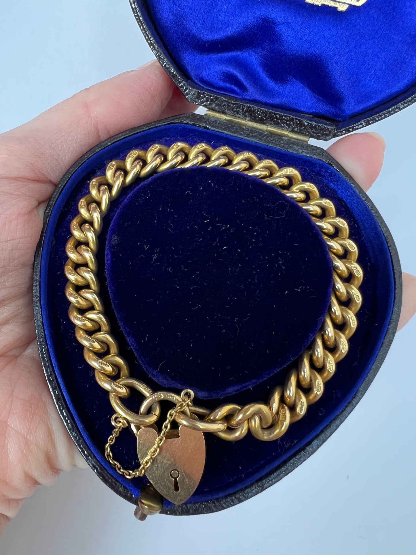 1902 - Best Of its Type - 48.6g 18ct Solid Gold Curb Link Bracelet & Heart Padlock