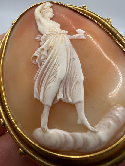 Large 15ct Gold Antique Shell Cameo Brooch