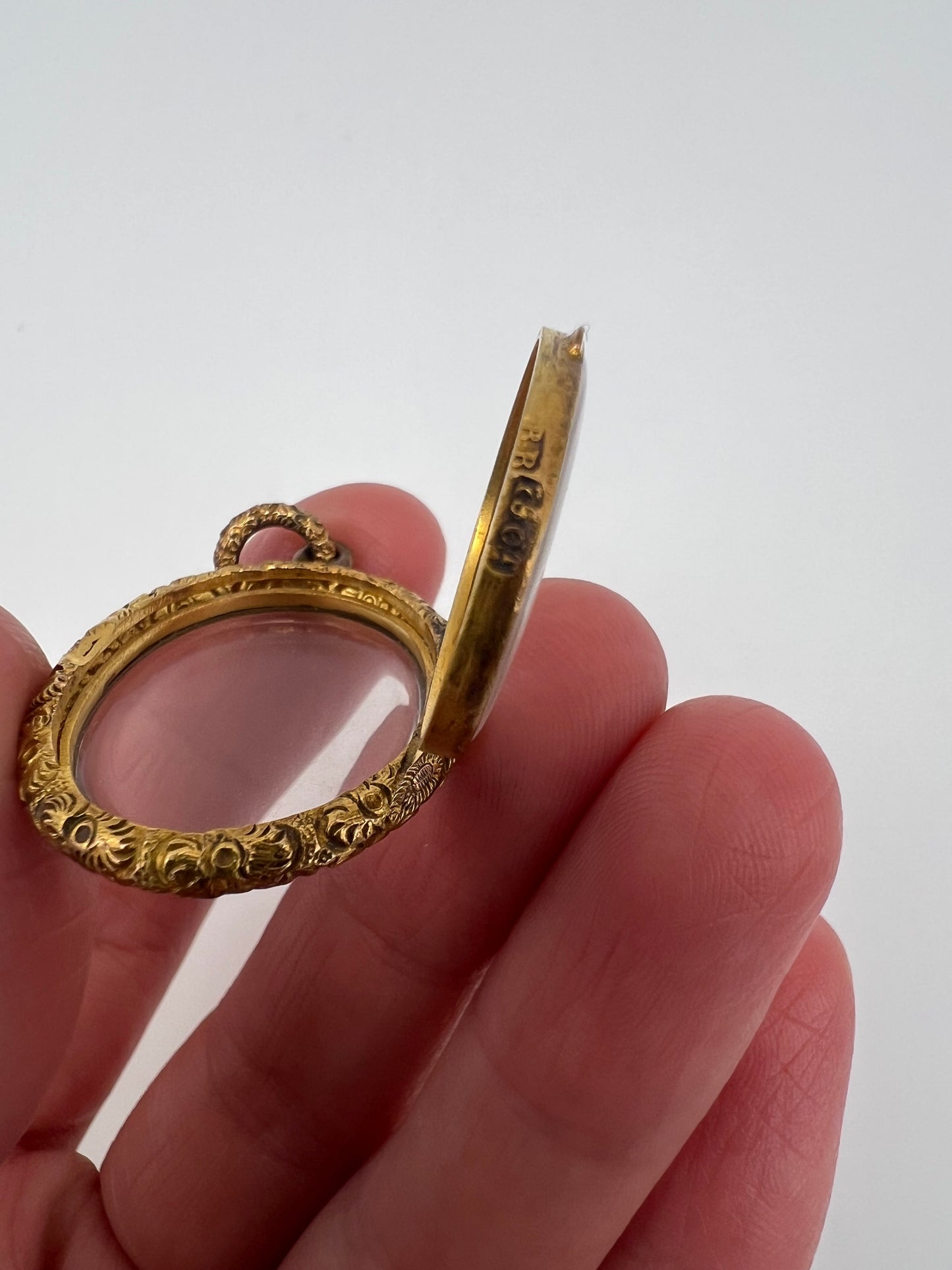 Early Victorian 15ct Gold Engraved Oval Locket