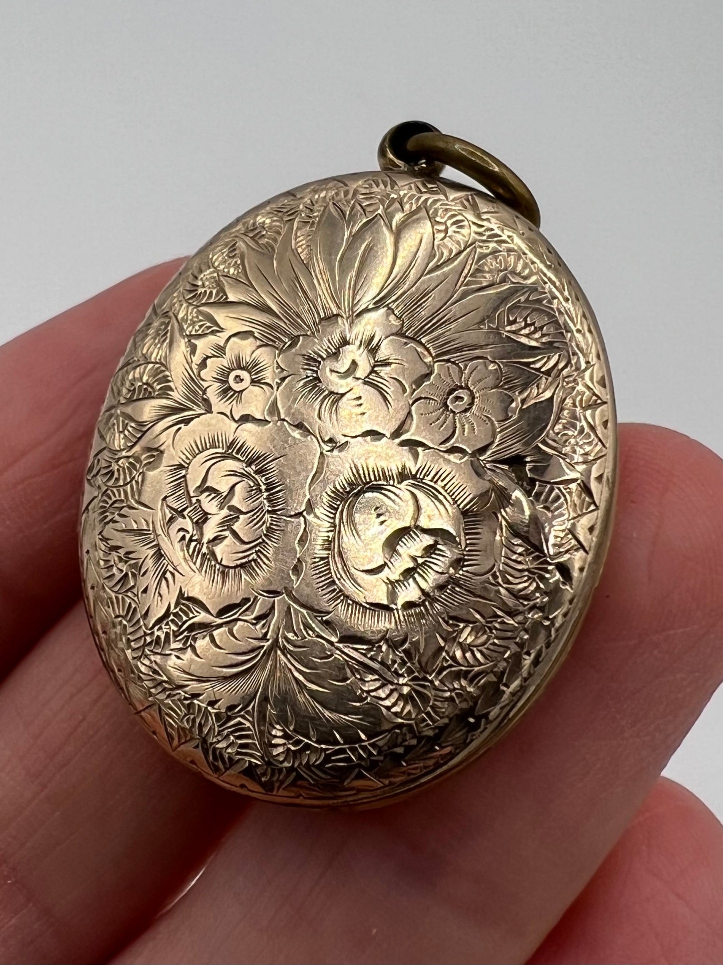 Antique Gold Locket With Beautiful Flower Work Inside