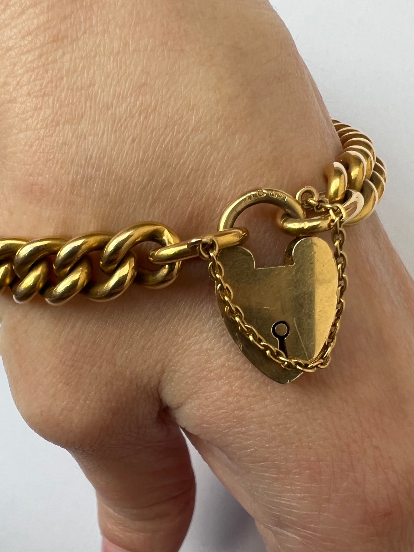 1902 - Best Of its Type - 48.6g 18ct Solid Gold Curb Link Bracelet & Heart Padlock