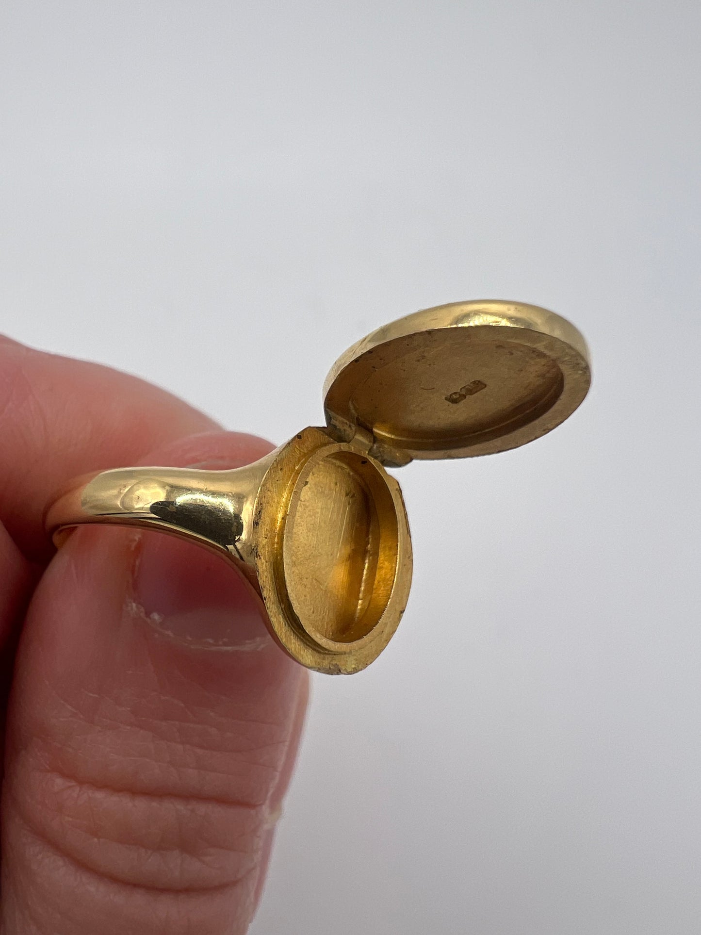 Memento Mori Gents 18ct Gold Gent's Skull Poison Or Locket Ring With Diamond Eyes