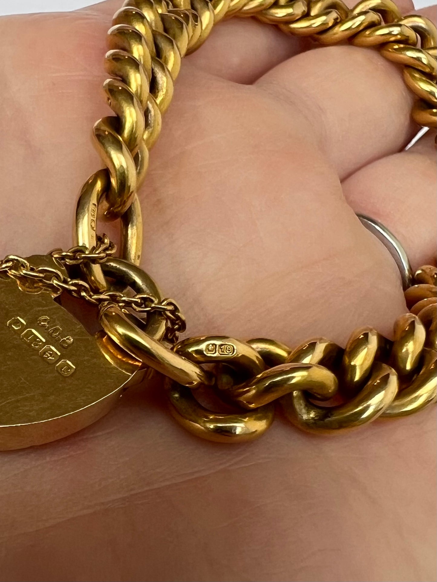 1902 - Best Of its Type - 48.6g 18ct Solid Gold Curb Link Bracelet & Heart Padlock