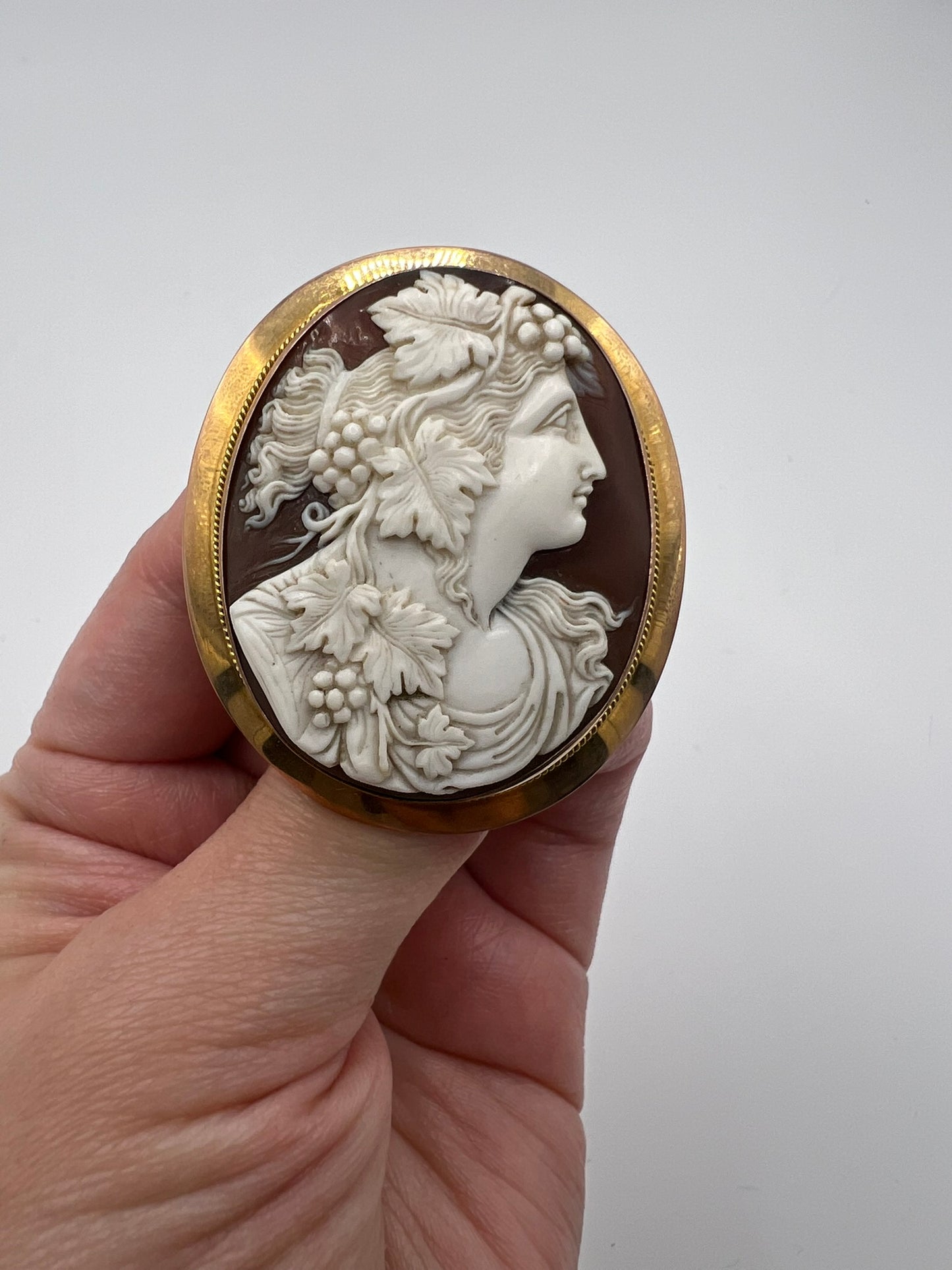Fabulous Quality Victorian Large Cameo Brooch Pin With 9ct Carat Gold Frame